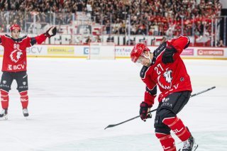 Austin Czarnik célèbre l'ouverture du score KEYSTONE/VALENTIN FLAURAUD